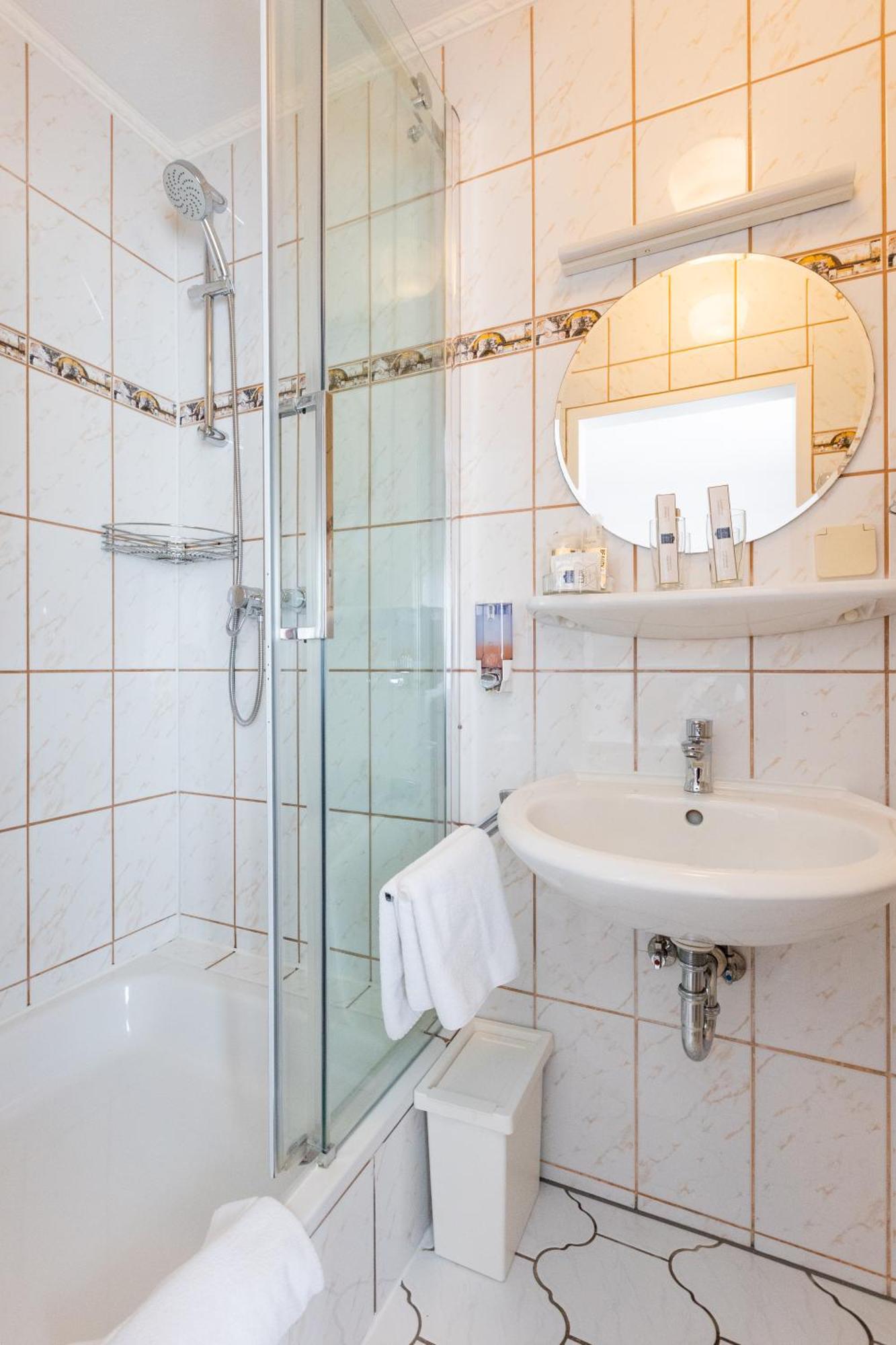 Hotel Weinhaus Wiedemann Ginsheim-Gustavsburg Quarto foto